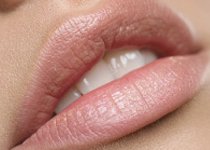 Lèvres gercées, sèches : les soins adaptés pour les soigner.